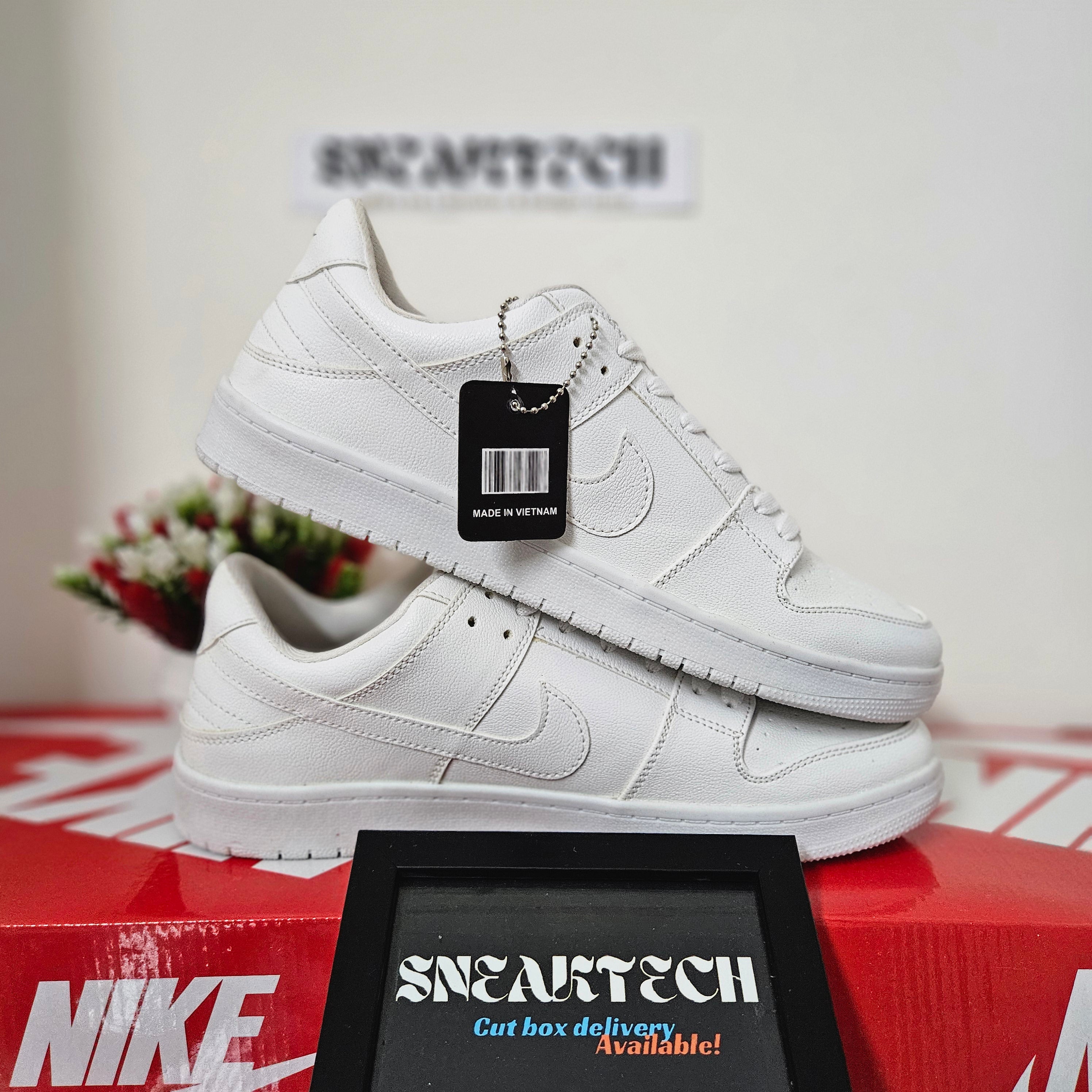 Low dunk Triple White