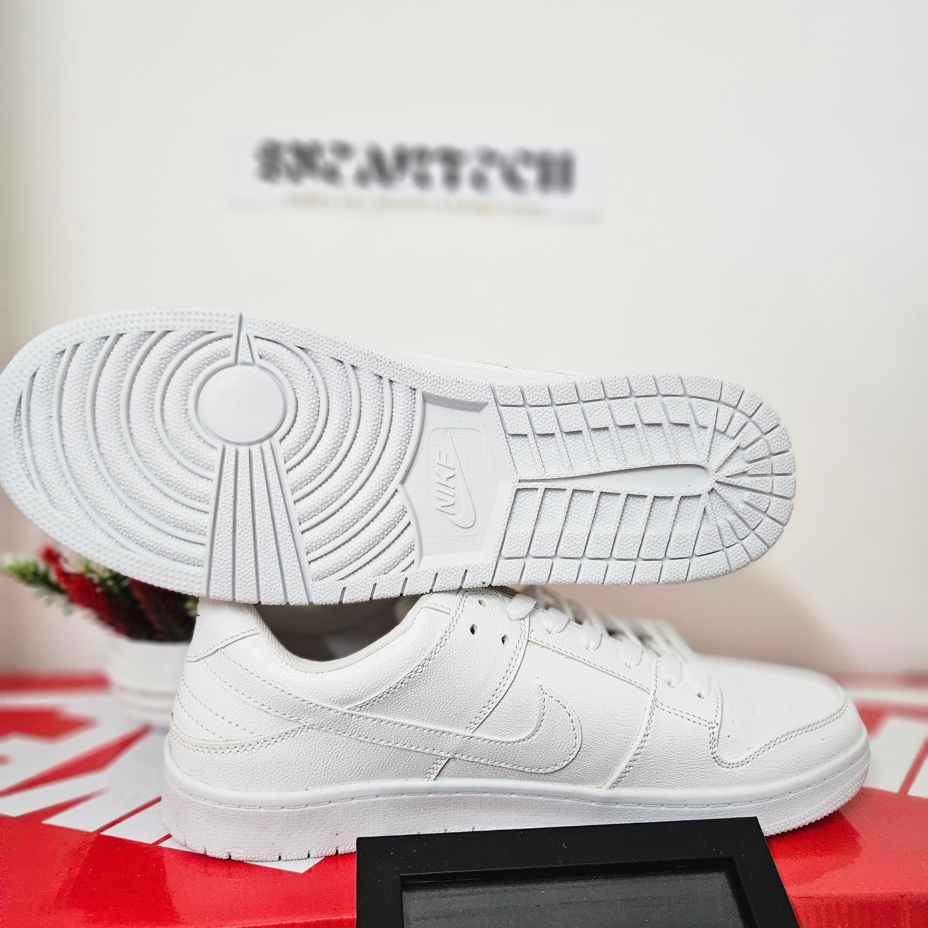 Low dunk Triple White